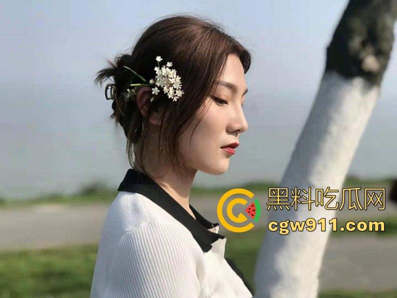 约炮湖南职业学院高挑骚货【李佳钰】前凸后翘极品身材,露脸口交上骑乘,无套猛操潮喷内射中出!-4