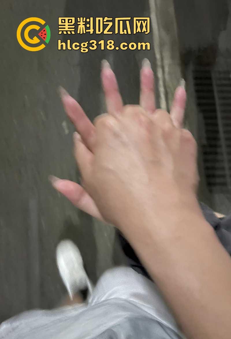 海角大神【纯爱藏黄刀】最新作品 瞒着女友跟其亲妹乱伦 骚货女友浑然不知还贱兮兮的求内射!-7