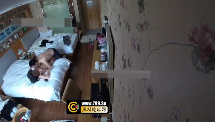 绿帽淫妻 推特淫妻大神 YQK 酒店穿超短裙诱惑快递小哥 血气方刚直接开操 太刺激直接内射 双视角偷拍-5