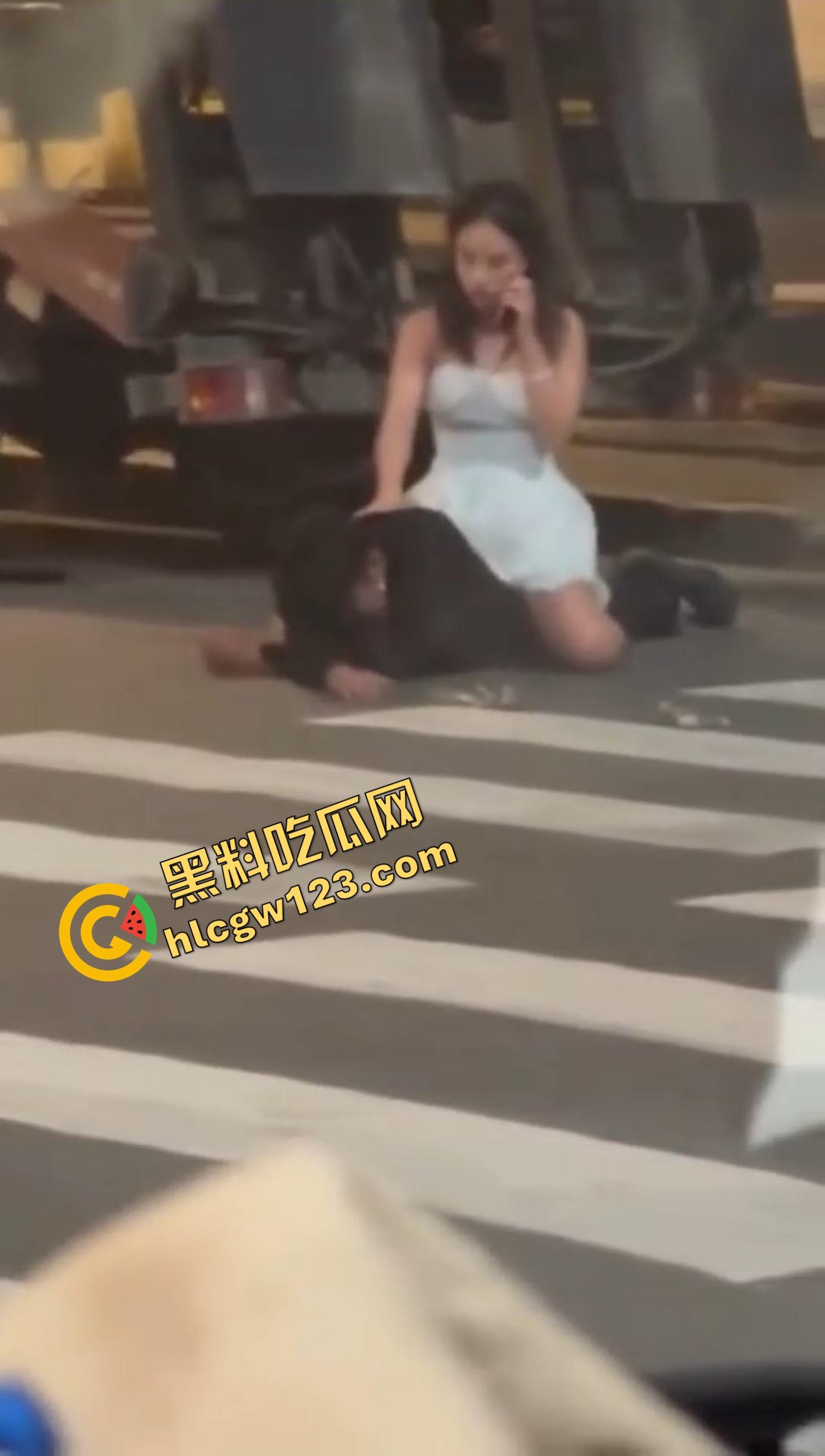 爱的有多深打得就有多狠,女的骑在男的身上连扇带踹,这会怎么没人说家暴了?龟男的痛谁替他说一句?-7