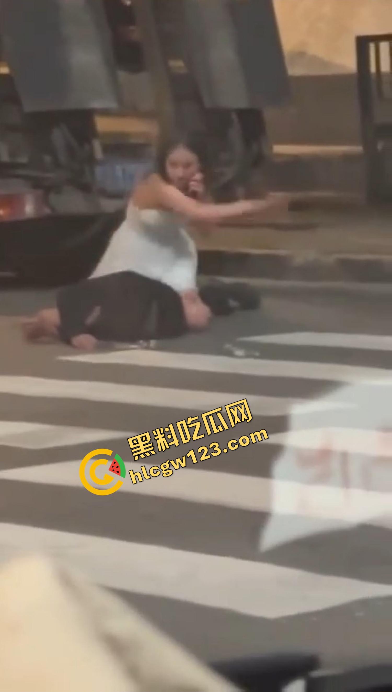 爱的有多深打得就有多狠,女的骑在男的身上连扇带踹,这会怎么没人说家暴了?龟男的痛谁替他说一句?-8