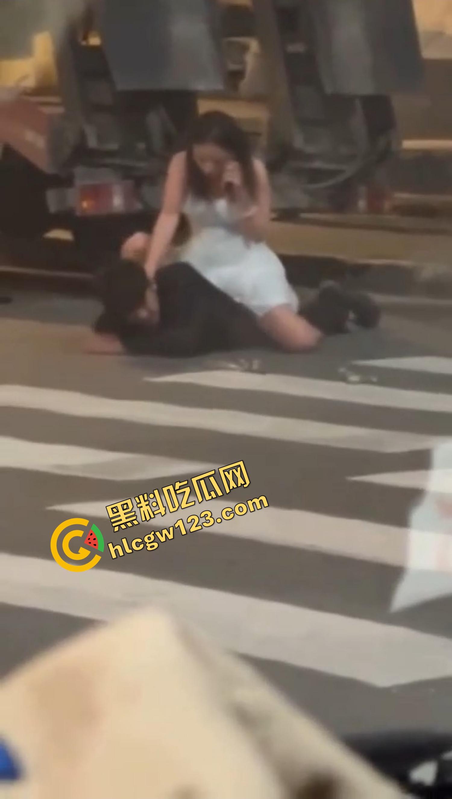 爱的有多深打得就有多狠,女的骑在男的身上连扇带踹,这会怎么没人说家暴了?龟男的痛谁替他说一句?-9