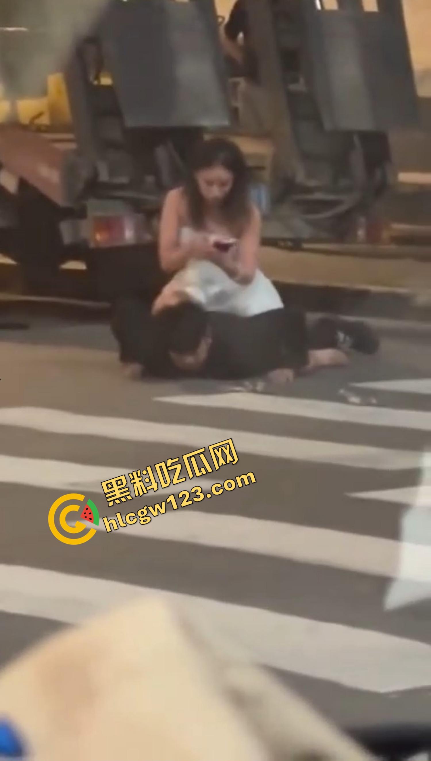 爱的有多深打得就有多狠,女的骑在男的身上连扇带踹,这会怎么没人说家暴了?龟男的痛谁替他说一句?-12