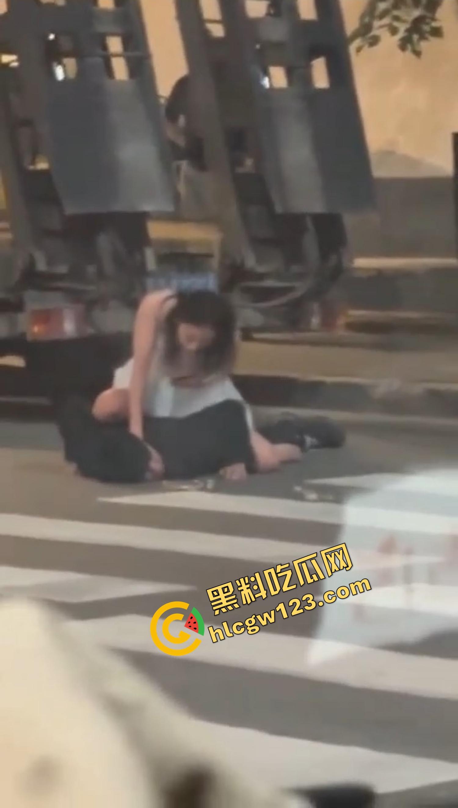 爱的有多深打得就有多狠,女的骑在男的身上连扇带踹,这会怎么没人说家暴了?龟男的痛谁替他说一句?-14