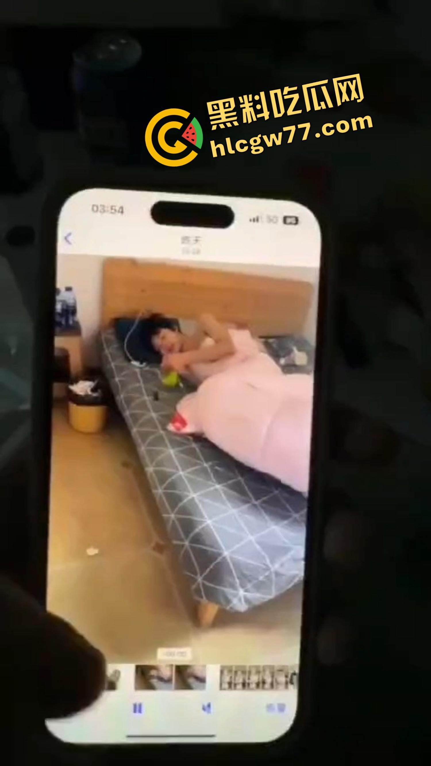 重庆高颜值女网红一边装处女一边玩出轨，两段说辞打脸， 一次出来卖和第二次出来卖的故事？-9