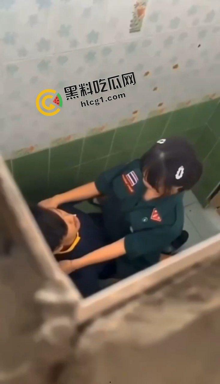 炸裂大瓜！泰国一军校 饥渴小情侣厕所双人运动 快活之际惨遭偷拍 视频曝光后女孩轻生-3