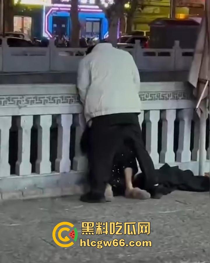 一猥琐男在人流涌动的大街上对着车道强行将屌塞入女友嘴里 美女也是来者不拒 一点也不反抗-6