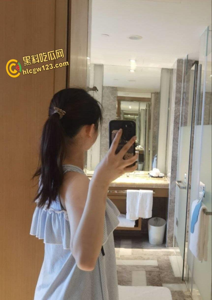 反差眼镜妹【边紫薇】饥渴邀约，粉嫩骚逼清晰可见 , 软萌娇喘让人忍不住来一发 !-2