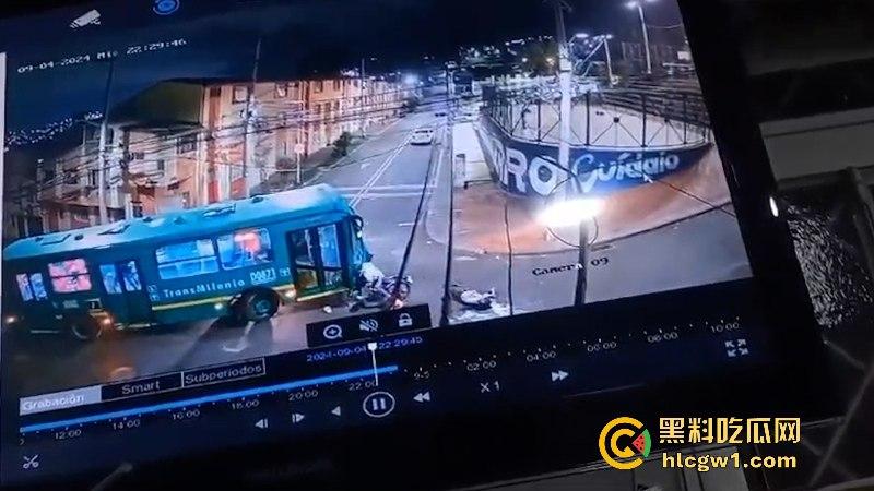 血腥慎点!老外街头飙车撞上公交当场暴毙 无码现场视频流出满地脑浆-1