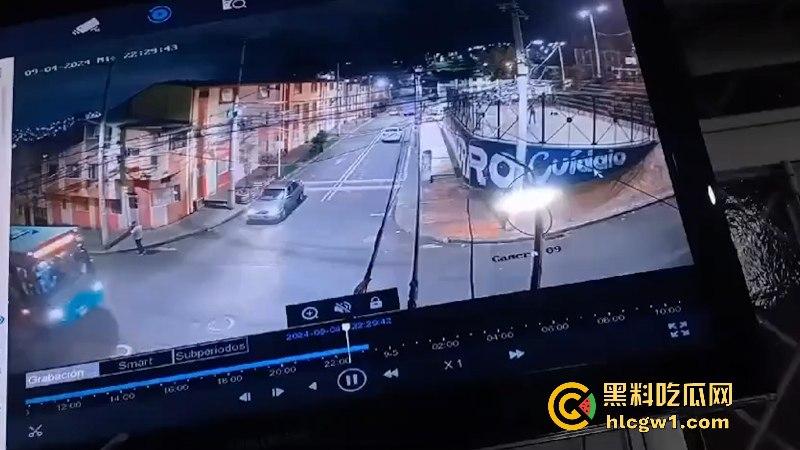 血腥慎点!老外街头飙车撞上公交当场暴毙 无码现场视频流出满地脑浆-2