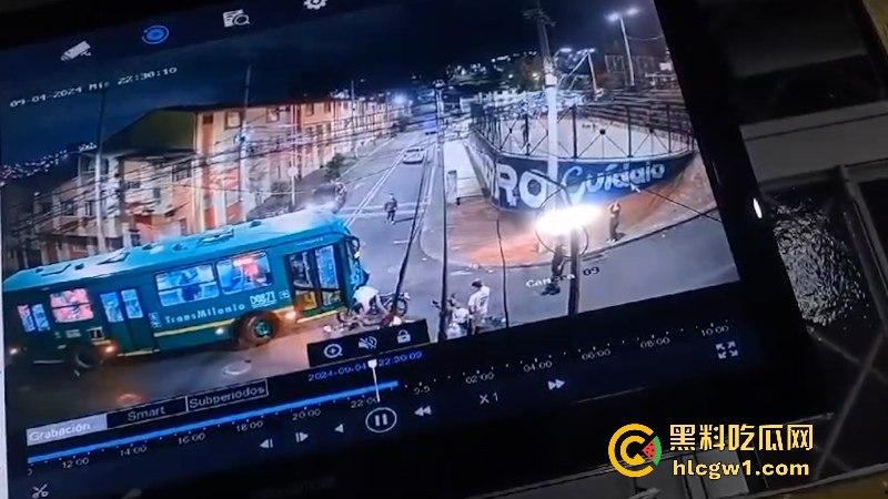 血腥慎点!老外街头飙车撞上公交当场暴毙 无码现场视频流出满地脑浆-3