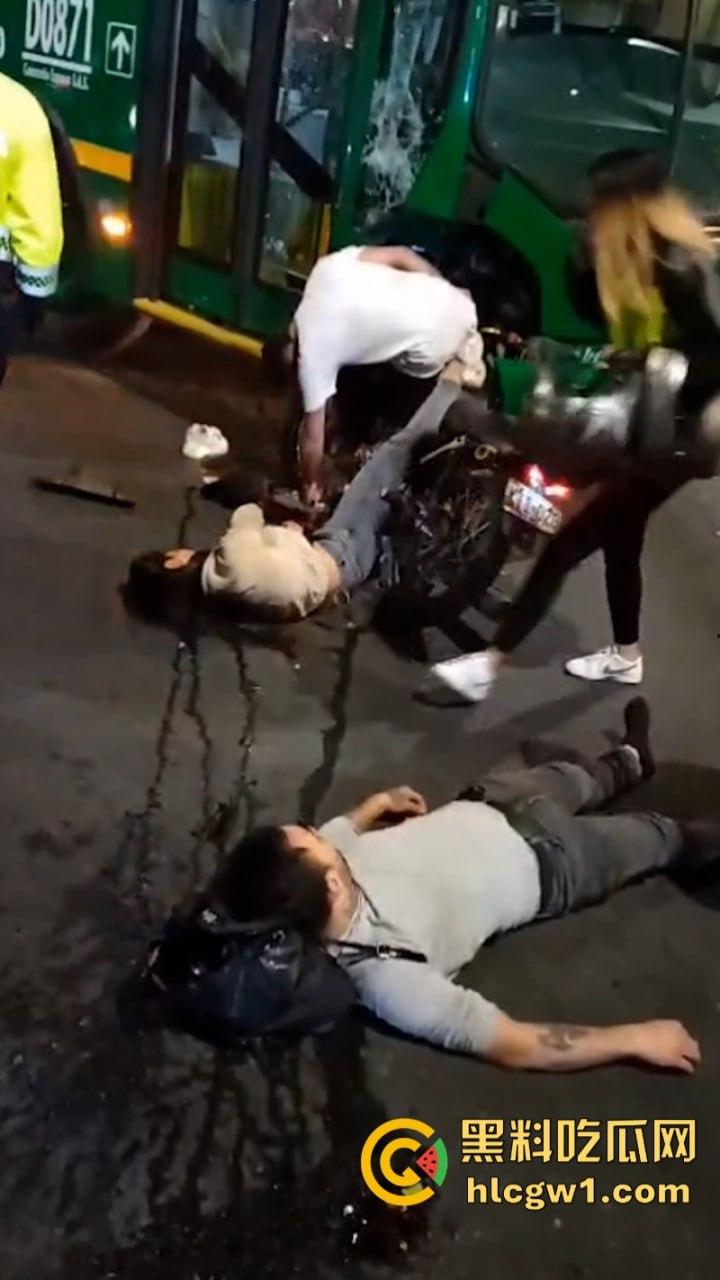 血腥慎点!老外街头飙车撞上公交当场暴毙 无码现场视频流出满地脑浆-8