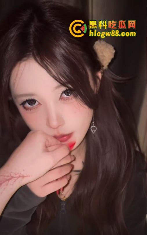 芜湖鸠江区YJ理发店楼上惊现骚操作,大哥一发火箭抖音美女博主『 鱼鱼骨』趴着掰逼自拍,窗帘都不拉!-3