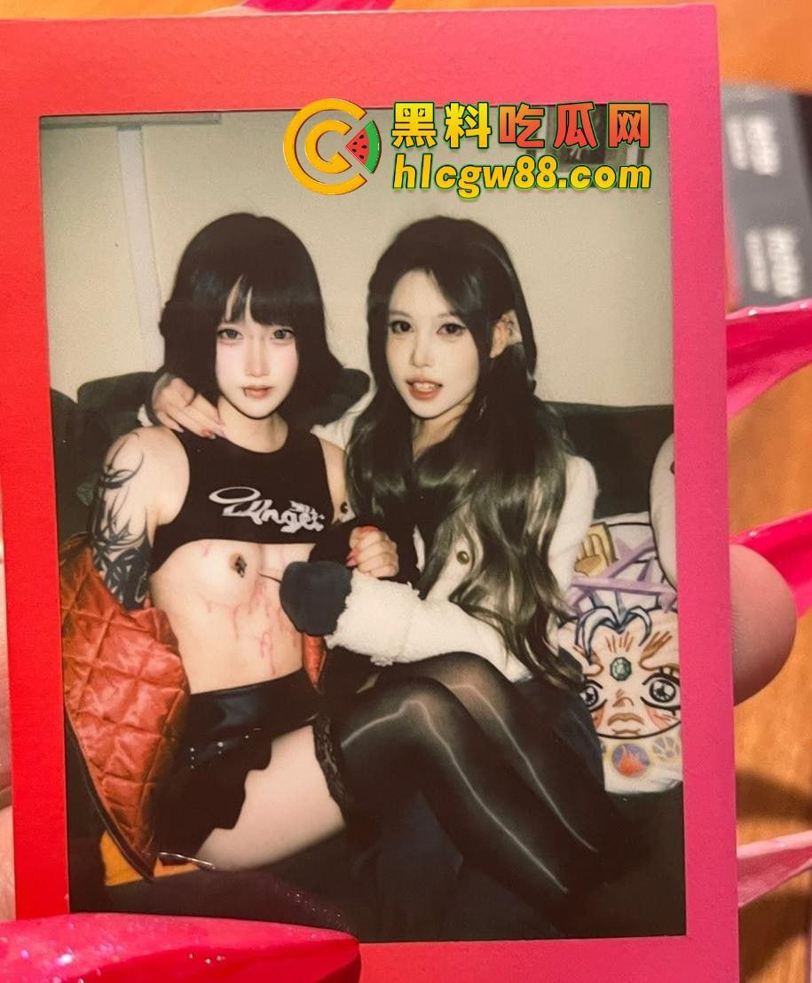 芜湖鸠江区YJ理发店楼上惊现骚操作,大哥一发火箭抖音美女博主『 鱼鱼骨』趴着掰逼自拍,窗帘都不拉!-6