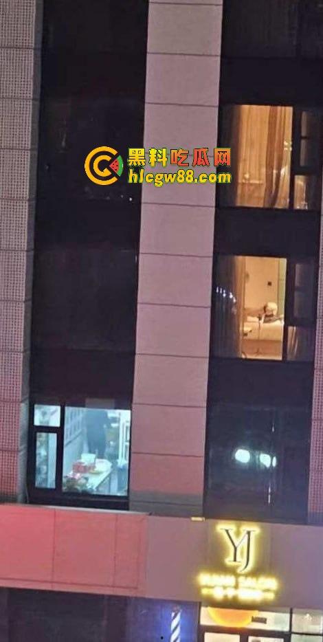 芜湖鸠江区YJ理发店楼上惊现骚操作,大哥一发火箭抖音美女博主『 鱼鱼骨』趴着掰逼自拍,窗帘都不拉!-8