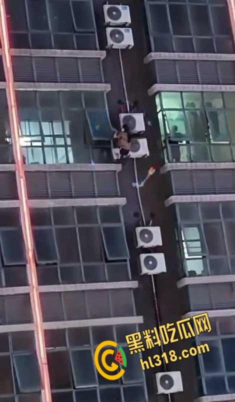 广东惠州惠东黄埠,一女子不明原因悬于窗外,不断摆脱窗户里的施救,从六楼坠落凶多极少 !-2