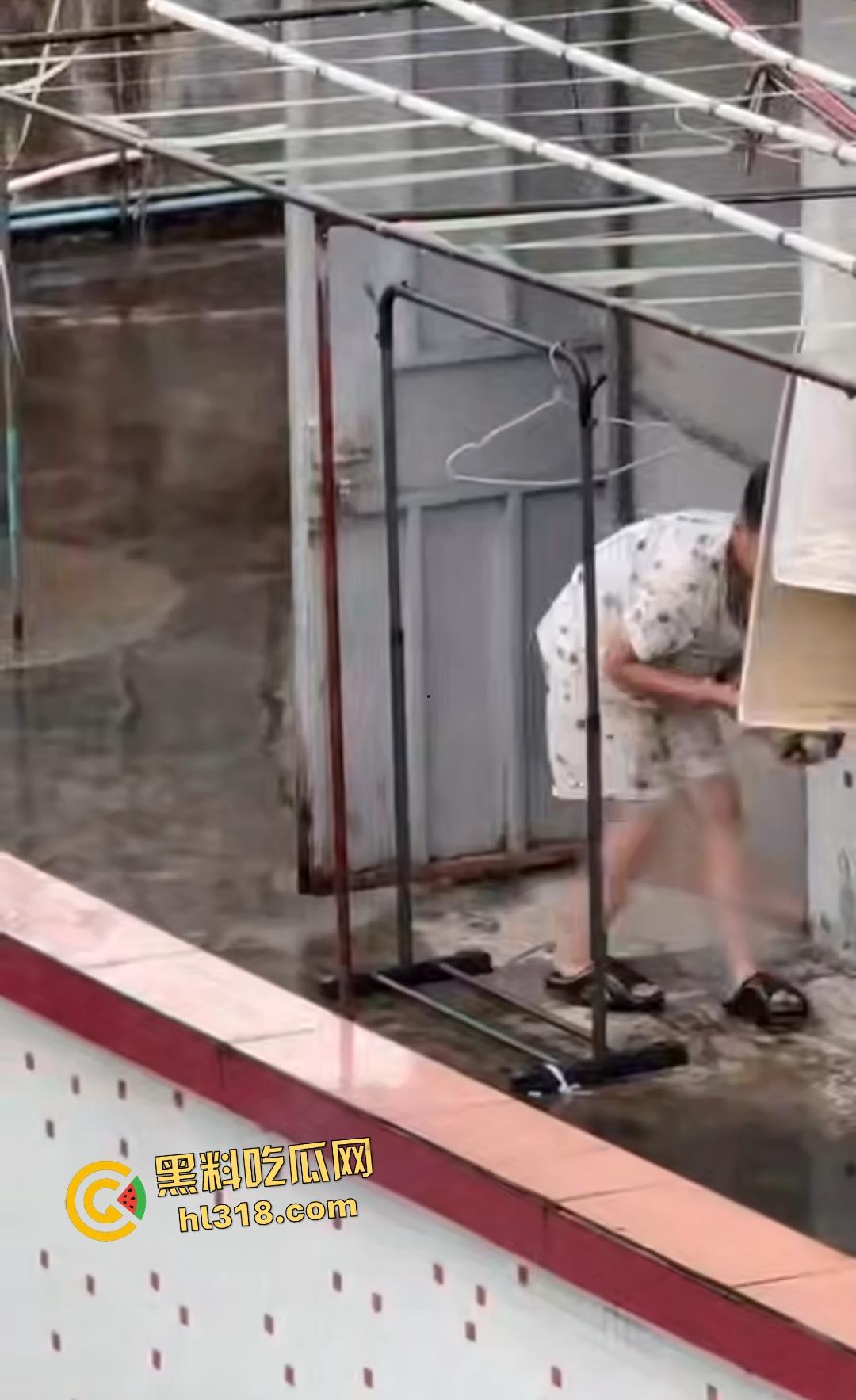 畜生小孩天台虐猫丧心病狂！甩来甩去地上狂摩擦，猫咪命悬一线，只能抓着杆子不放！-3