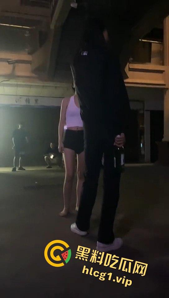 精神小妹吵架上演真狠人！一瓶爆头不解气，举起锤子还要补刀！-6