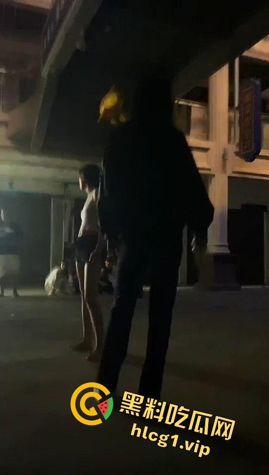 精神小妹吵架上演真狠人！一瓶爆头不解气，举起锤子还要补刀！-7