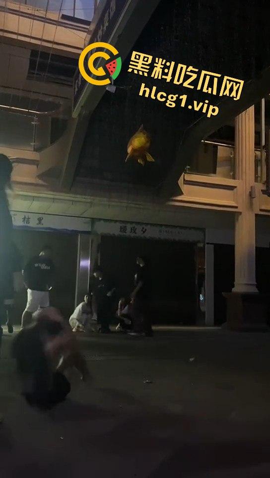 精神小妹吵架上演真狠人！一瓶爆头不解气，举起锤子还要补刀！-8