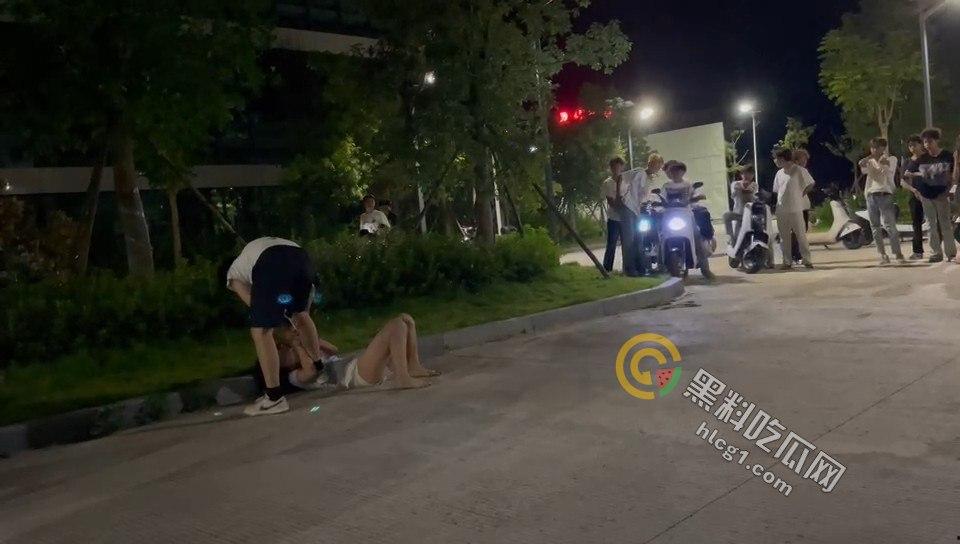 广场惊现暴力事件：男子竟在众目睽睽之下将女子按地暴揍！-6