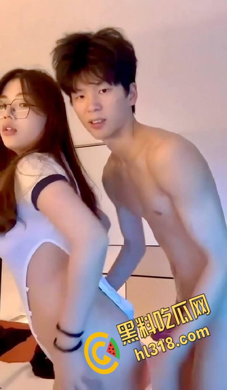 反差学姐约会懵懂体育生学弟，性感白丝调情蹭裆，按住翘臀疯狂抽插，都送上门来了得好好调教 !-3