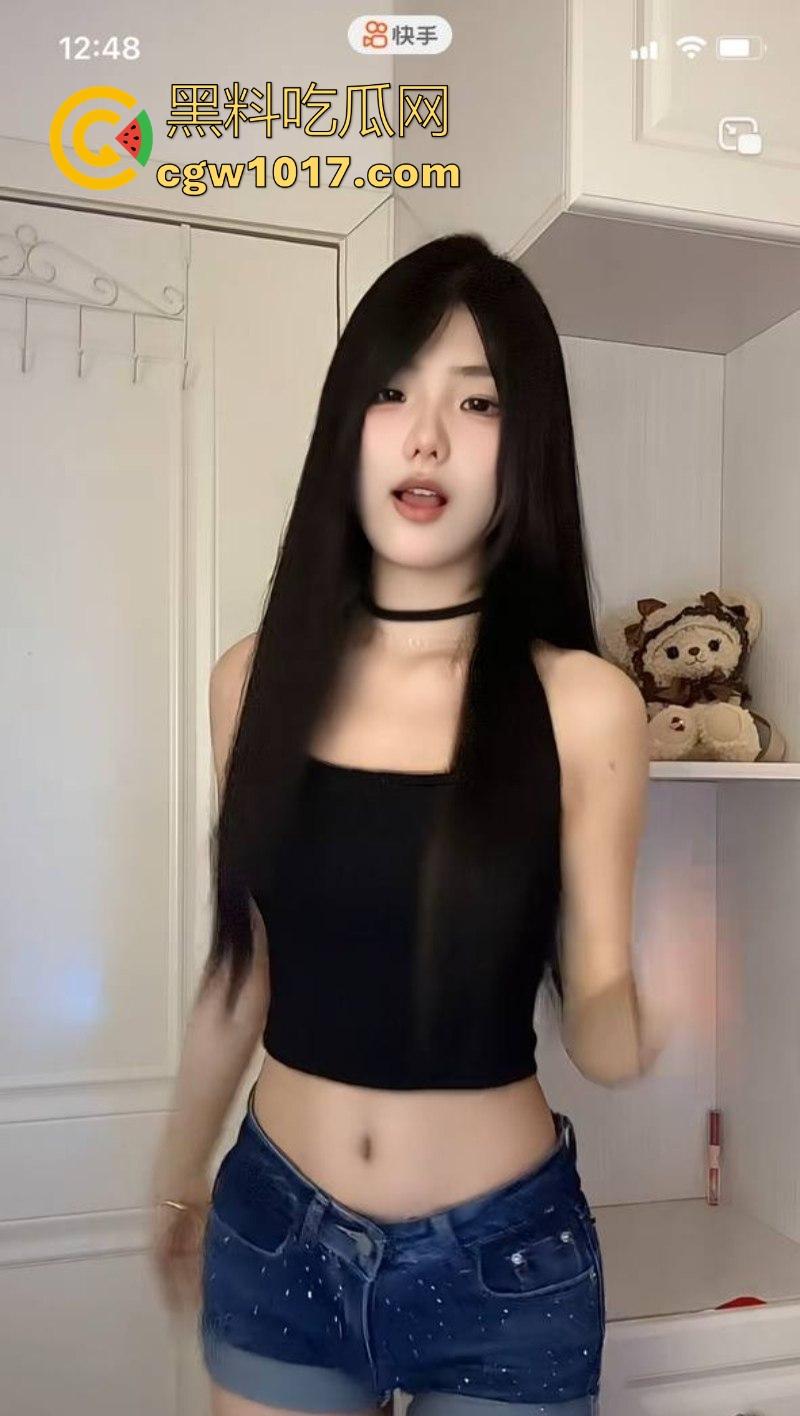 快手可爱网红【酱酱】榜一福利私拍流出,重金下的骚逼模样,吊带白丝紧裹美腿,扭腰摆臀骚舞,很诱惑!-5