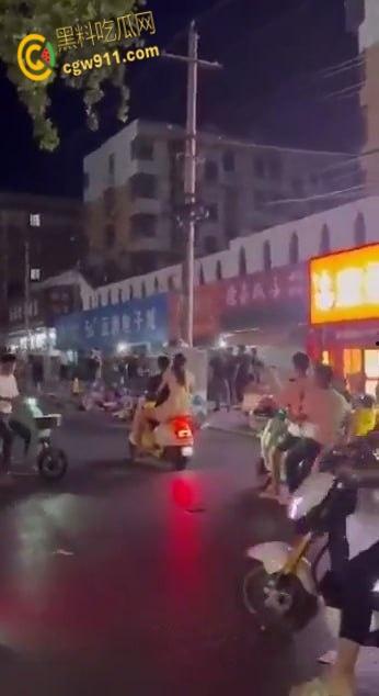 山东枣庄夜晚街头,惊现黑社会大规模械斗,多人持刀互砍死伤惨重,现场视频流出画面骇人!-1