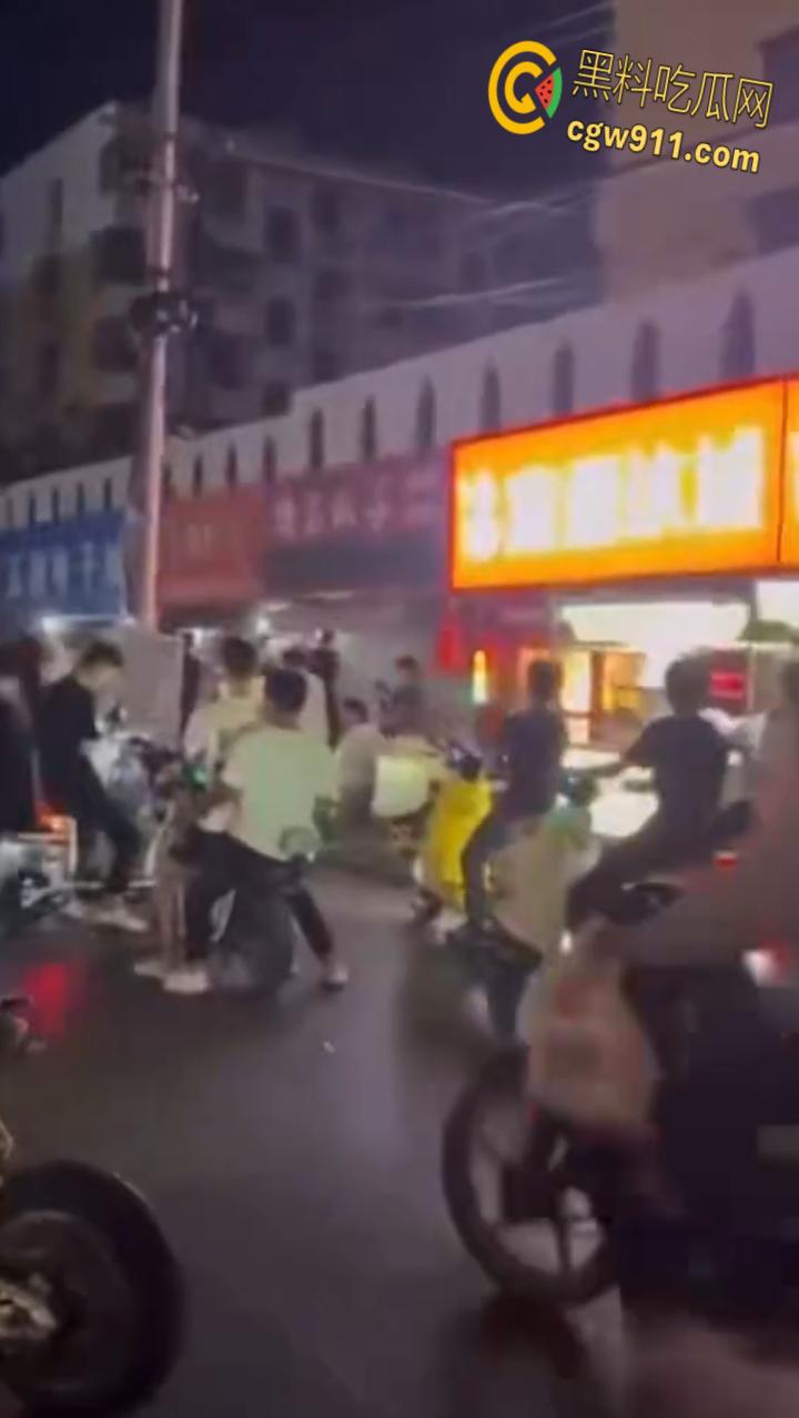 山东枣庄夜晚街头,惊现黑社会大规模械斗,多人持刀互砍死伤惨重,现场视频流出画面骇人!-2