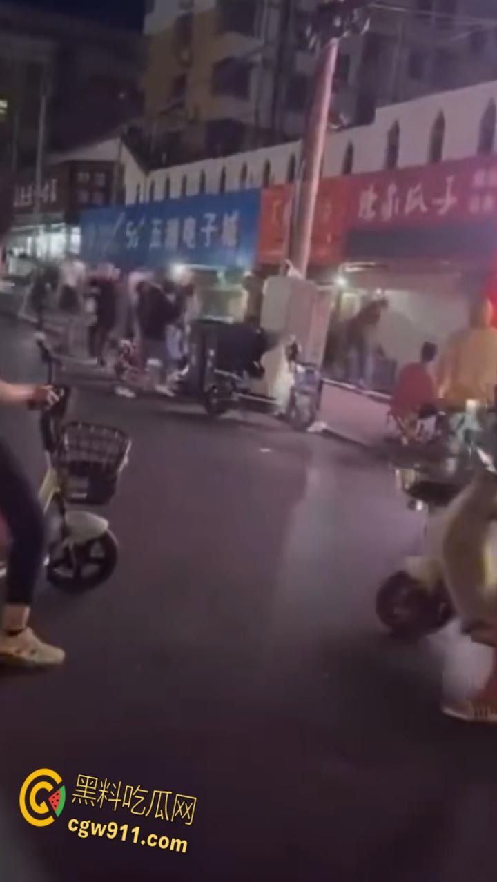 山东枣庄夜晚街头,惊现黑社会大规模械斗,多人持刀互砍死伤惨重,现场视频流出画面骇人!-3