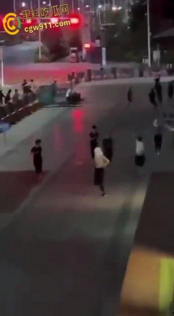 山东枣庄夜晚街头,惊现黑社会大规模械斗,多人持刀互砍死伤惨重,现场视频流出画面骇人!-5