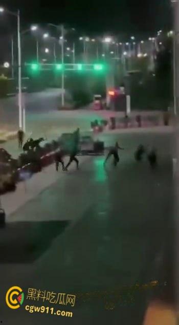 山东枣庄夜晚街头,惊现黑社会大规模械斗,多人持刀互砍死伤惨重,现场视频流出画面骇人!-6