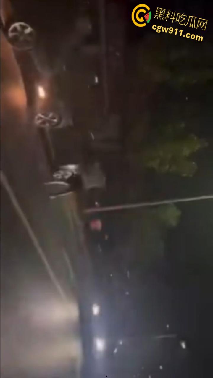 山东枣庄夜晚街头,惊现黑社会大规模械斗,多人持刀互砍死伤惨重,现场视频流出画面骇人!-7