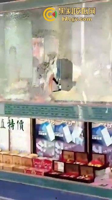 台东银楼持榔头抢劫!狂砸玻璃想抢钱,路过大妈勇拉抢匪配合路人压制,40岁抢匪瞬间被擒!-1