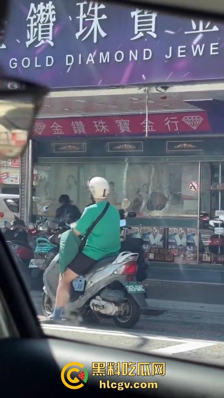 台东银楼持榔头抢劫!狂砸玻璃想抢钱,路过大妈勇拉抢匪配合路人压制,40岁抢匪瞬间被擒!-3