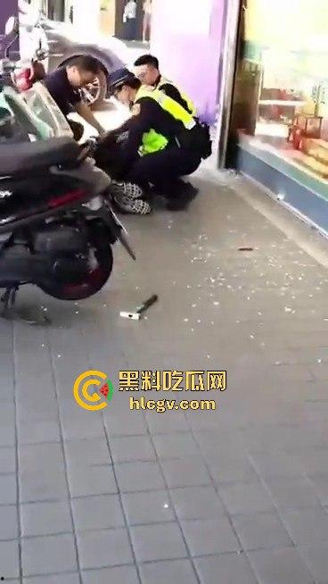 台东银楼持榔头抢劫!狂砸玻璃想抢钱,路过大妈勇拉抢匪配合路人压制,40岁抢匪瞬间被擒!-4