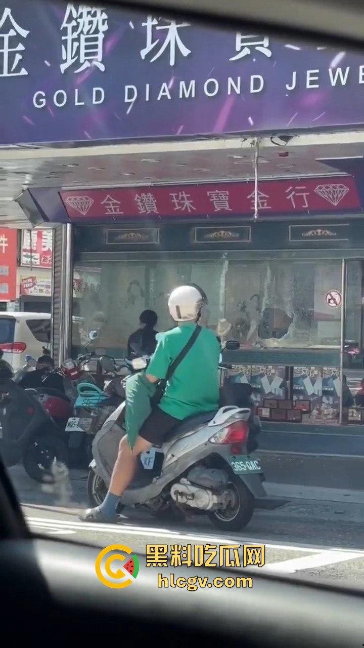 台东银楼持榔头抢劫!狂砸玻璃想抢钱,路过大妈勇拉抢匪配合路人压制,40岁抢匪瞬间被擒!-5