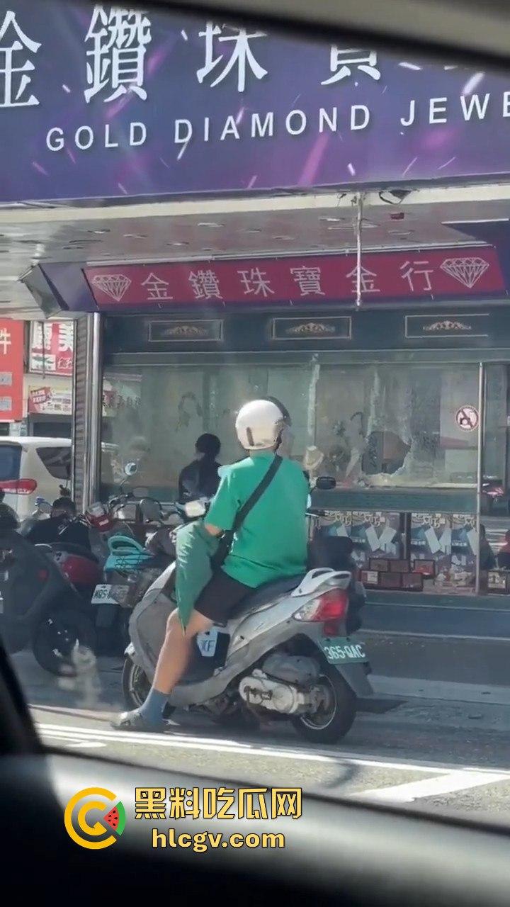 台东银楼持榔头抢劫!狂砸玻璃想抢钱,路过大妈勇拉抢匪配合路人压制,40岁抢匪瞬间被擒!-6