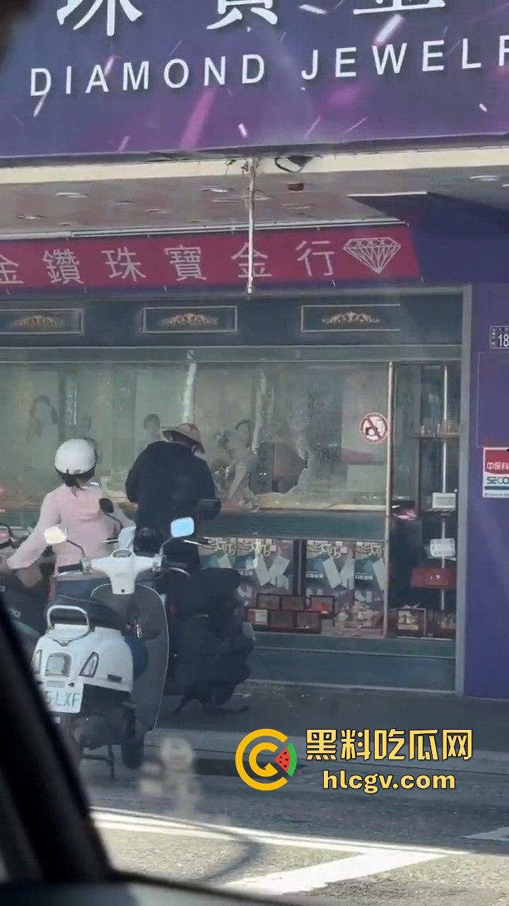 台东银楼持榔头抢劫!狂砸玻璃想抢钱,路过大妈勇拉抢匪配合路人压制,40岁抢匪瞬间被擒!-9