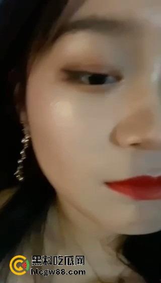 山大大二德语专业【康玟雯】清冷德语女神被炮友偷拍，烈焰红唇裹大鸡巴，小骚逼湿得一塌糊涂！-11