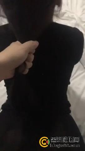 山大大二德语专业【康玟雯】清冷德语女神被炮友偷拍，烈焰红唇裹大鸡巴，小骚逼湿得一塌糊涂！-13