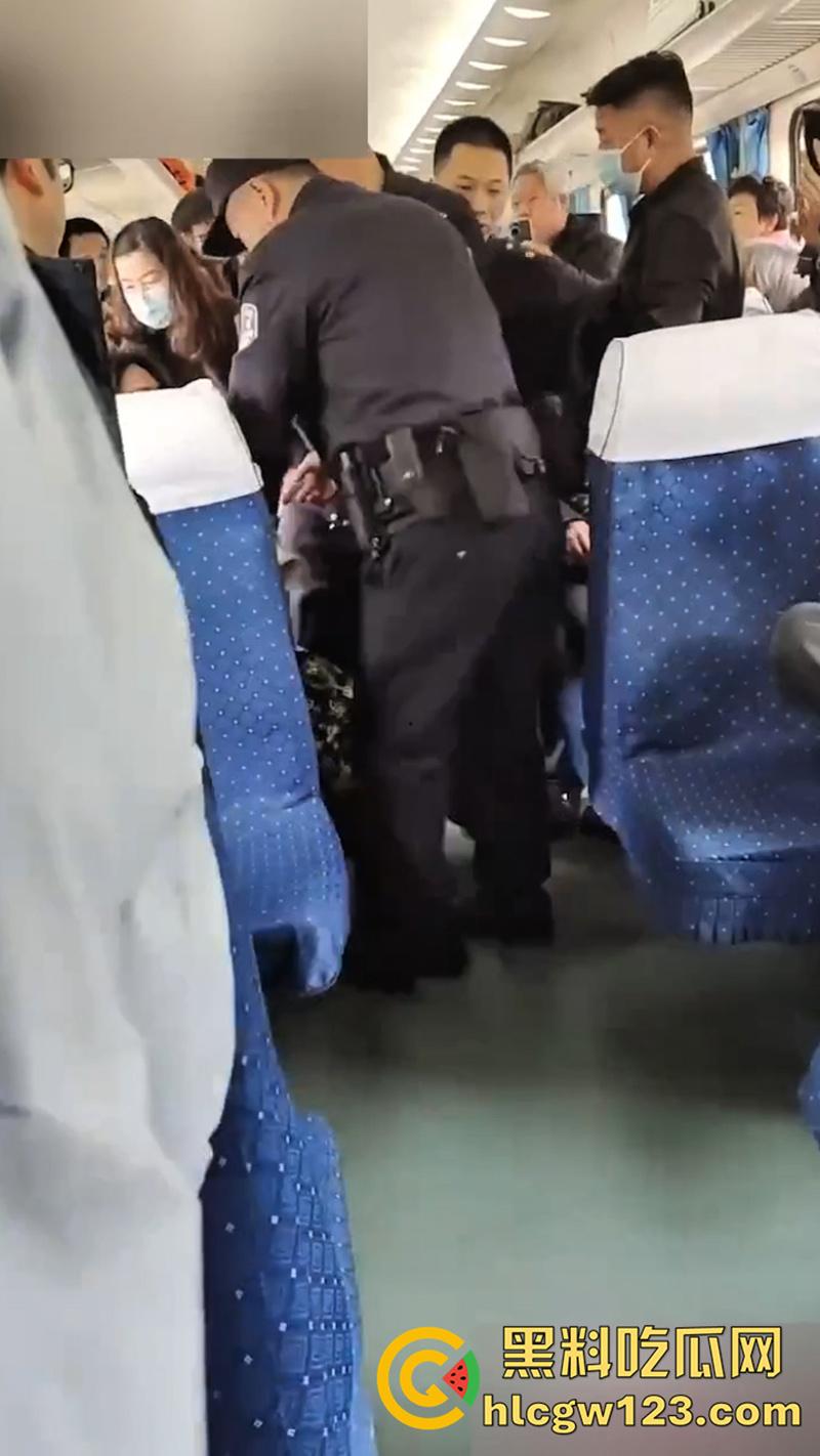 傅首尔面相母女俩,列车上霸座疯狂作妖,拿剪子威胁自杀还用手机砸乘警,扬言为我收尸!-6