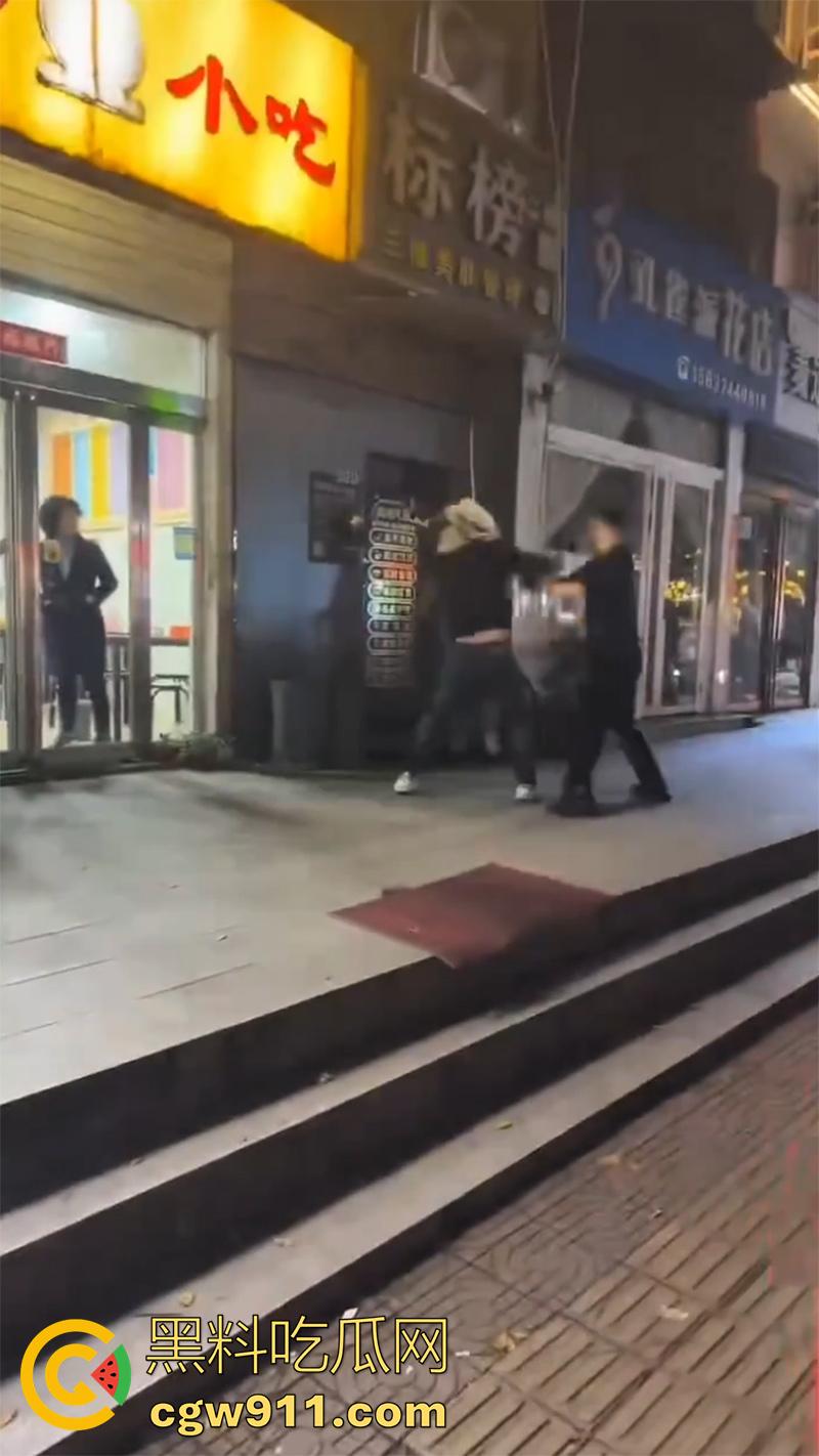 出轨的代价极度舒爽！河南许昌魏都区武陟砂锅店，男人发现老婆出轨后跟踪，用剪刀连捅老婆十几刀，谁敢指责就干谁！-5