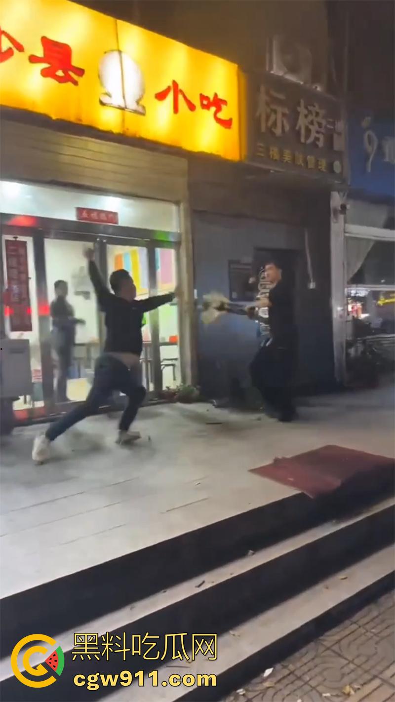 出轨的代价极度舒爽！河南许昌魏都区武陟砂锅店，男人发现老婆出轨后跟踪，用剪刀连捅老婆十几刀，谁敢指责就干谁！-7