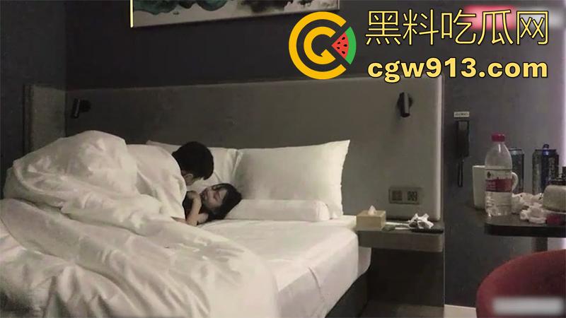 00后美腿翘臀舞蹈生，勾引体育生学长，身材火辣黑丝诱人，各种勾引被小伙硬上爆操，扯烂黑丝不脱内裤直接操！-5