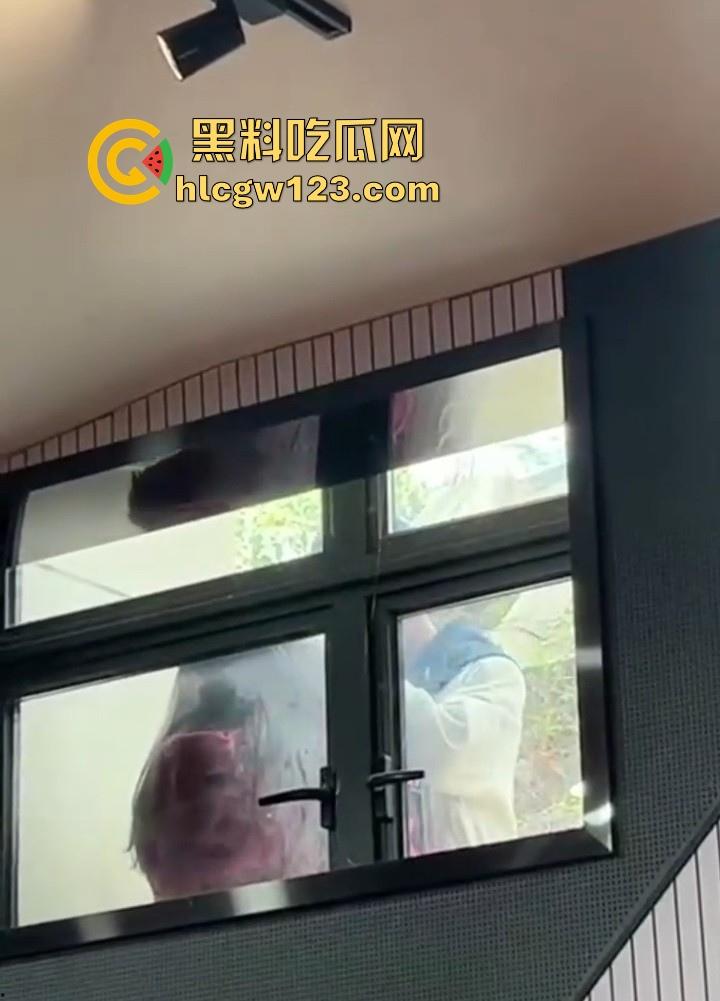 长沙师范大学学生情侣激情乱搞 别人在上大课 俩人就在窗户外乱搞 直接来现场直播 你让老师情何以堪啊！-8