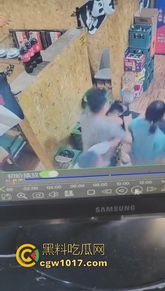 河北省承德板城铁锤烧烤店打架斗殴,3人混打一人拉架从包房打到过道走廊,不是这哥们是怎么倒下抽搐的!-1