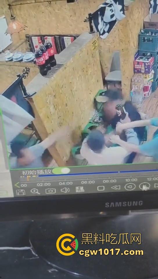 河北省承德板城铁锤烧烤店打架斗殴,3人混打一人拉架从包房打到过道走廊,不是这哥们是怎么倒下抽搐的!-2