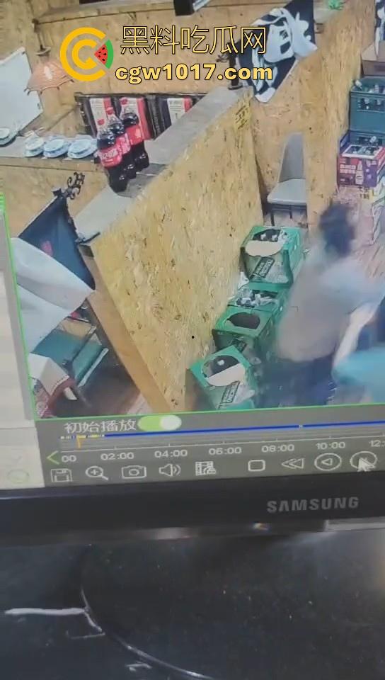 河北省承德板城铁锤烧烤店打架斗殴,3人混打一人拉架从包房打到过道走廊,不是这哥们是怎么倒下抽搐的!-3