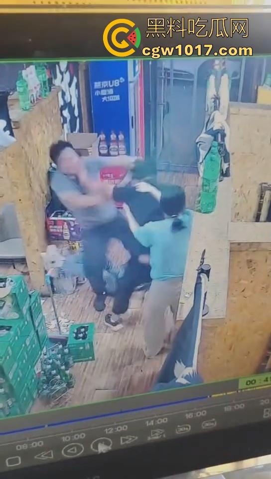 河北省承德板城铁锤烧烤店打架斗殴,3人混打一人拉架从包房打到过道走廊,不是这哥们是怎么倒下抽搐的!-4